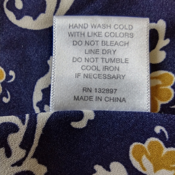 Rose and Olive Brand, V-Neck, Sleeveless Top. - Picture 6 of 7